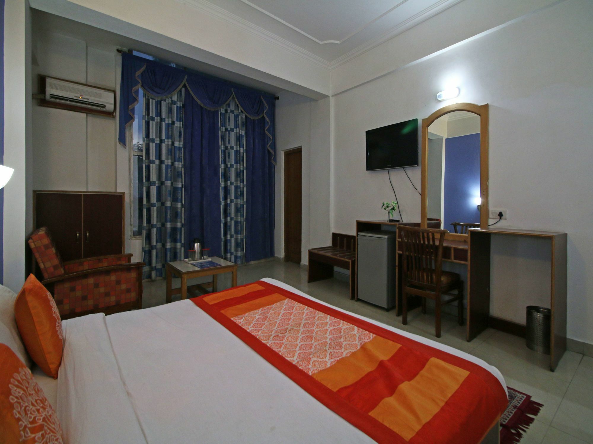 Oyo 5667 Katra Continental Hotel Exterior foto